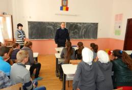 Jandarmii continuă campania de informare „Stop violenţei şi discriminării în şcoli! Indiferenţa doare!”