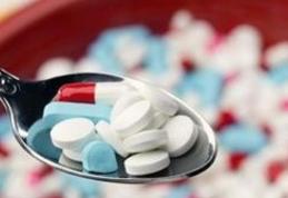 Pisezi sau spargi medicamentele înainte să le administrezi? Iată la ce riscuri te expui