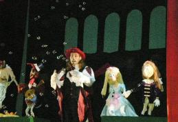 Spectacol cu titlu gratuit oferit de Teatrul „Vasilache” pentru copiii de la Liceul „Ion Pilat” Dorohoi