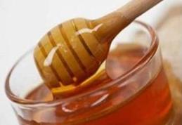 Cum se falsifică alimentele: În smântână se pune cretă, iar în miere se pune clei de oase!