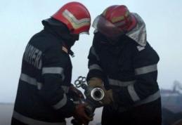 Pompierii dorohoieni au intervenit în stingerea unui puternic incendiu izbucnit din cauza unei prize defecte