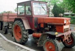 S-a urcat la volanul unui tractor deși nu avea permis de conducere, a accidentat o minoră și a părăsit locul accidentului