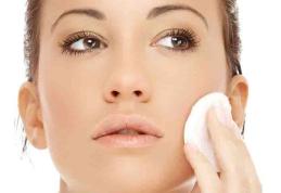 Şerveţelele demachiante, ieftine şi uşor de folosit, însă au o serie de efecte secundare asupra tenului