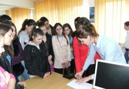 Elevii liceului „Alexandru cel Bun” din Botoșani împreună cu cadrele didactice, la poliție