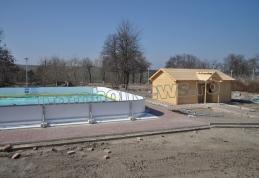 Lucrările la patinoarul cu gheață sintetică din Dorohoi aproape de final. Vezi detalii! - FOTO