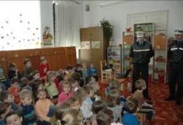 Poliţiştii botoşăneni, alături de copii în săptămâna „Școala altfel”