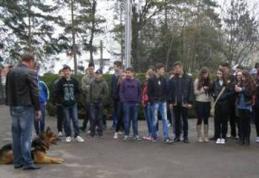 Elevii dorohoieni i-au vizitat pe polițiști în prima zi de „ŞCOALA ALTFEL”