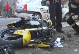 Un motociclist a ajuns la spital rănit grav după ce s-a izbit în gardul unui imobil