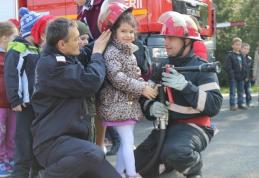 Elevi învăţaţi de pompieri să-şi protejeze viaţa
