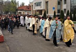 Zeci de credincioşi şi preoţi în pelerinaj de Florii la Dorohoi - FOTO