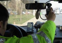 Bărbat depistat de polițiști circulând cu viteză peste limita legal admisă şi cu permisul reţinut
