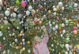 Obiceiuri inedite. Ştiai că de Paște se împodobeşte un pom cu ouă, iepuraşi, fluturi şi puişori?