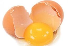 Gălbenuşul de ou e mai nociv decât fast food