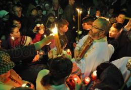 Lumina Sfântă a Învierii a adus fericirea pe chipul credincioșilor din Dorohoi – FOTO