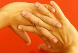 Îţi trosneşti gâtul sau degetele? Trebuie să citeşti asta