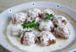 Chiftele de pui în sos alb