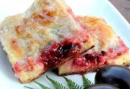 Plăcintă cu prune şi brânza dulce