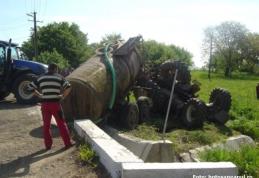 Bărbat din Cristinești mort în condiții groaznice după ce s-a răsturnat cu tractorul