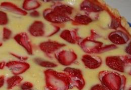 Tartă cu căpșuni și sufleu de smântână