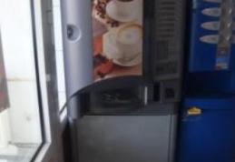 Femeie potolită de jandarmi după ce a sărit la bătaie pentru că nu a primit cafeaua comandată