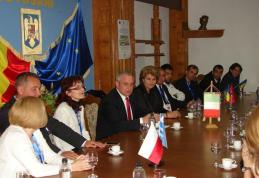 Profesori din cinci ţări i-au comunicat prefectului primele impresii despre Botoşani - FOTO