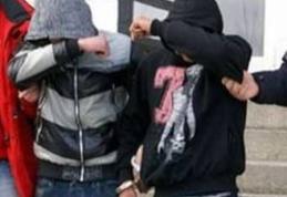 Tineri bănuiţi de comiterea unei tâlhării, identificaţi şi reţinuţi de poliţişti 