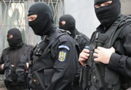 Percheziții la 49 de sucursale Omniasig. Zeci de directori, suspectaţi de falsificare de poliţe