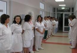 Asistenţii medicali şi moaşele se pot pensiona la 65 de ani