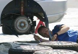 Reguli dure pentru șoferi. Repararea maşinii în faţa blocului, interzisă