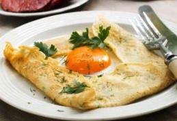 Ouă ochiuri împachetate în clătite