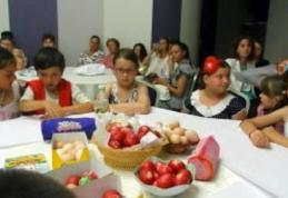 În lumina Învierii peste 100 de copii din județul Botoșani, au decorat ouă roşii - FOTO