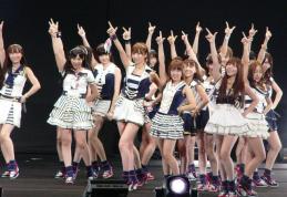 Artiste tăiate cu drujba la un concert