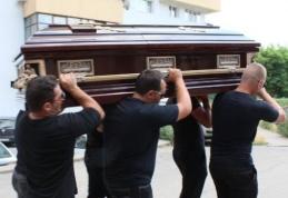 Ordin al Ministerului Sănătăţii: Persoanele decedate pot fi depuse în biserici doar cu certificat de îmbălsămare