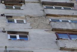 [VIDEO] Dorohoieni – ATENTIE la tencuiala care cade de pe blocul turn