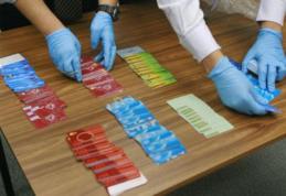 Opt români au fost condamnaţi în Belgia pentru falsificare de carduri