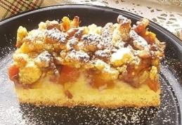 Prăjitură cu piersici și cireșe