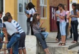 Absolvenții clasei a VIII-a se pot înscrie de luni la evaluarea națională