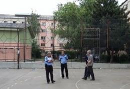 Doi copii au ajuns la spital după ce au căzut de pe o schelă din curtea şcolii