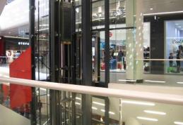 Panică la Uvertura Mall. Mai multe persoane au rămas blocate în liftul de sticlă