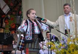 Vezi imagini din prima zi de concurs a Festivalului Internațional de muzică populară „Mugurelul” Dorohoi 2014 - FOTO