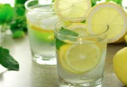 De ce ar trebui să bei apă cu lămâie. Beneficii de care nu ştiai