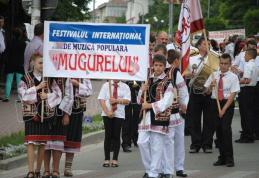 Paradă impresionantă a portului popular la Festivalul Internațional „Mugurelul” Dorohoi 2014 - FOTO