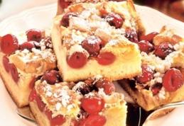 Prăjitură cu caise și cireșe