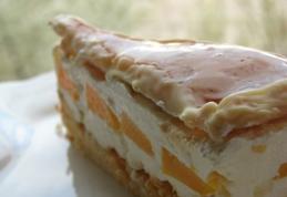 Tort cu piersici și caramel