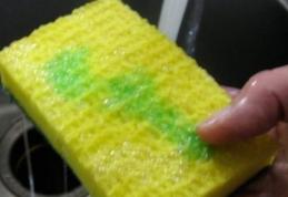 Care este cel mai murdar obiect din casă. Culmea, este folosit la curăţenie: „Are 10 milioane de microbi pe 2 cm pătraţi”