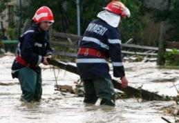 Pompierii intervin pentru înlăturarea efectelor produse de fenomenele meteorologice periculoase