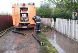 Pompierii militari şi voluntari continuă acţiunile de intervenţie în zonele afectate de inundaţii şi vânt