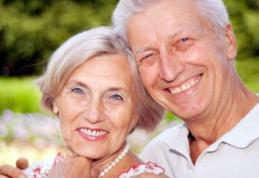 Cine se poate pensiona mai repede, fără penalizare şi cu drept de muncă