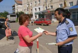 Poliţiştii continuă  informarea cetăţenilor  în cadrul Campaniei de prevenire a furturilor şi tâlhăriilor