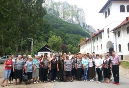 Ibăneşti: Pelerinaj la Mormântul Părintelui Arsenie Boca - FOTO